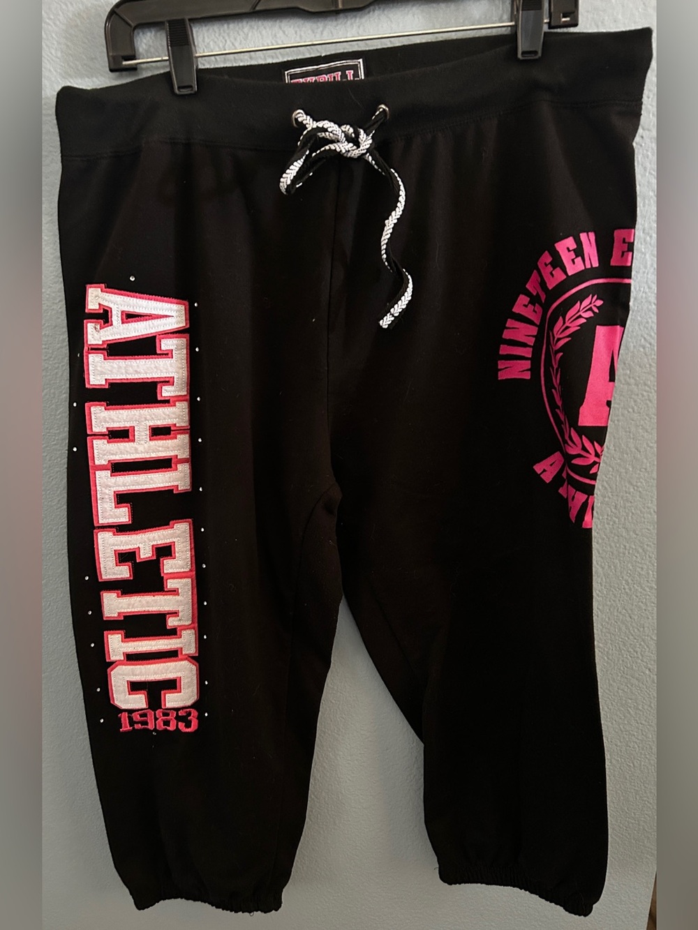 Thrill Black Capri Sweatpants with Pink Logo Accent Size 3X Juniors